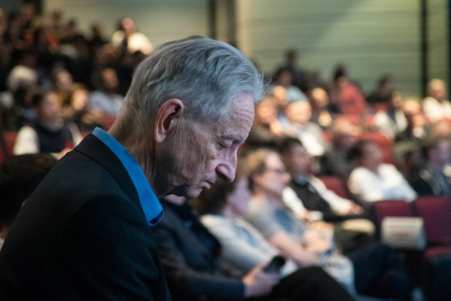 „Kum veštačke inteligencije“ upozorava: Ovo su poslovi koje će AI prve zameniti