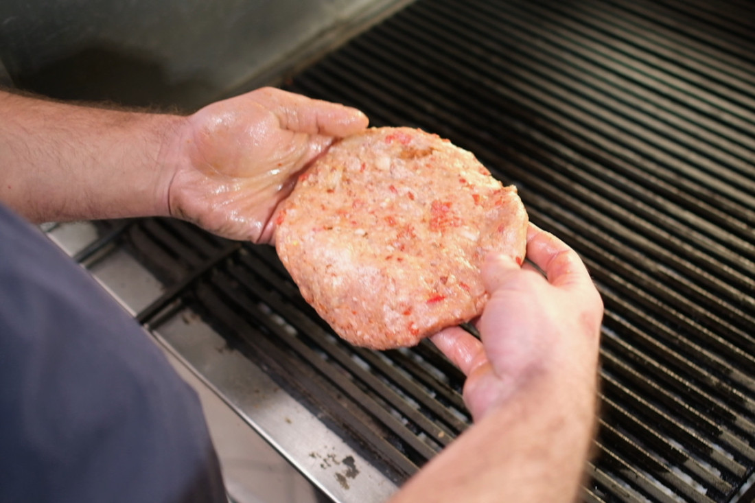 NAJLJUĆA PLJESKAVICA u gradu: Zbog nje i šampioni plaču! (VIDEO)