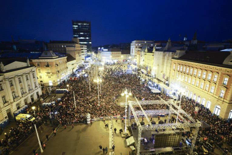 Skandalozan početak dočeka rukometaša u Zagrebu! Trgom bana Jelačića odjekuje proustaška fešta! (FOTO/VIDEO)