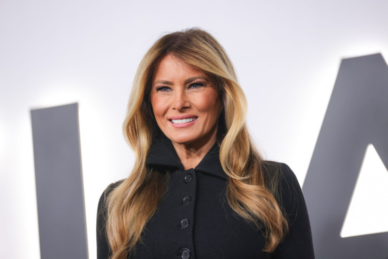 Monika Beluči ima dobitnu kombinaciju: Crni stajling začinila torbom u trendi nijansi i luksuznim cipelama (FOTO)