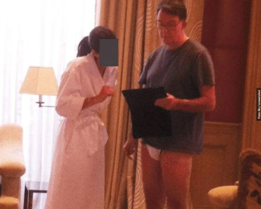 (FOTO) EVROPSKI MOĆNIK U GAĆAMA Procurila šokantna fotografija iz Epstinovih dokumenata: Uzimao pare od pedofila, a tvrdi da se ne seća!
