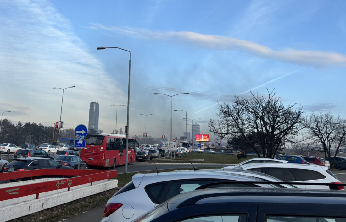 Stravičan prizor na Gazeli: Gori kombi, sve stoji (FOTO/VIDEO)