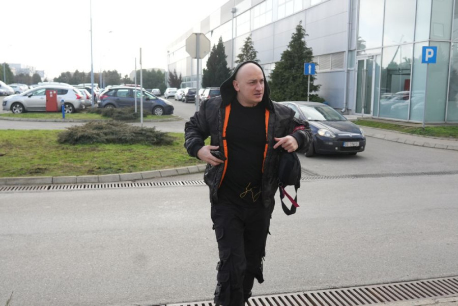 Desingerica besnom mašinom uleteo na parking, pa napravio haos: Baš me briga!