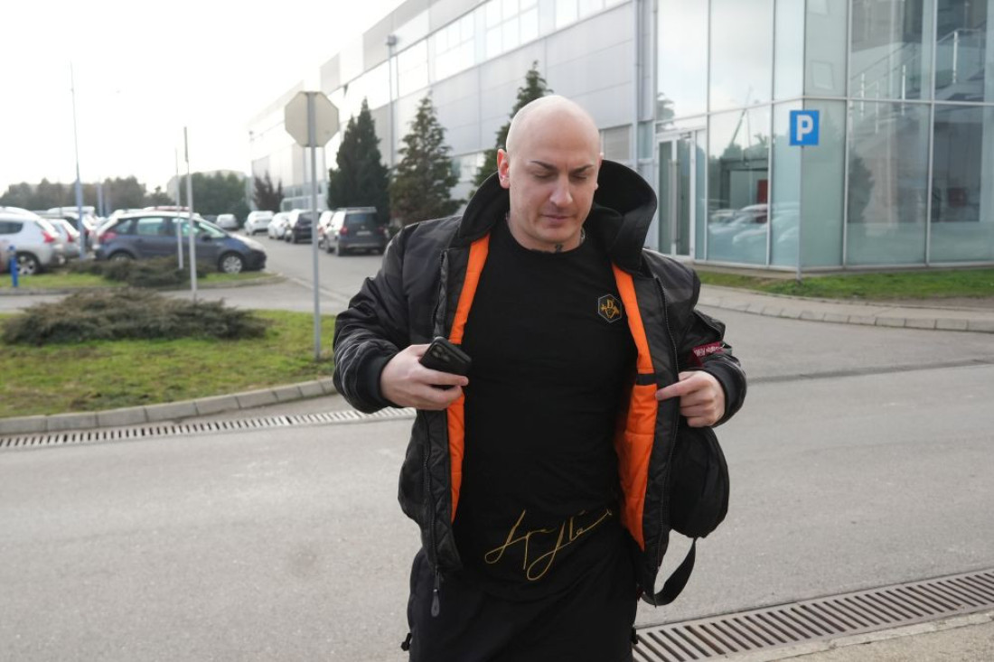 Desingerica besnom mašinom uleteo na parking, pa napravio haos: Baš me briga!