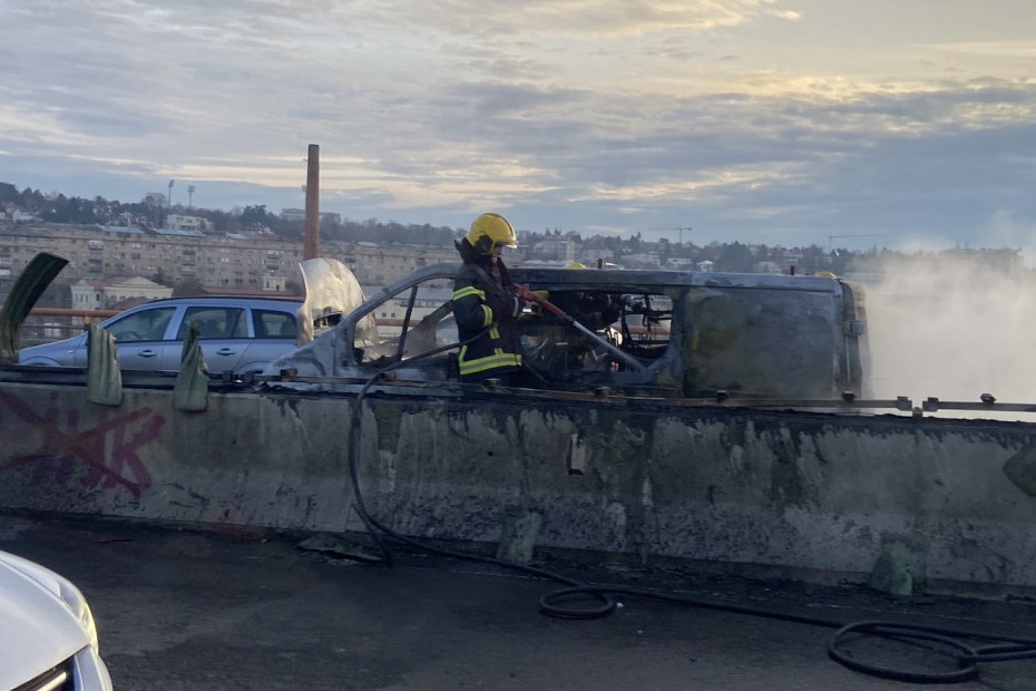 Stravičan prizor na Gazeli: Gori kombi, sve stoji (FOTO/VIDEO)