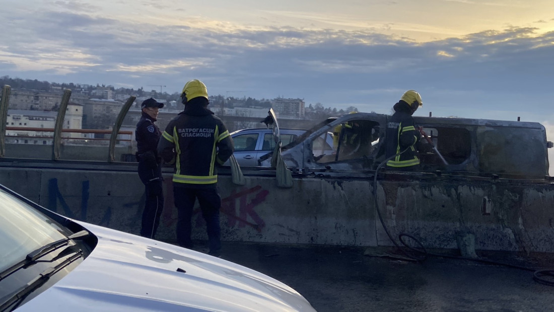Stravičan prizor na Gazeli: Gori kombi, sve stoji (FOTO/VIDEO)