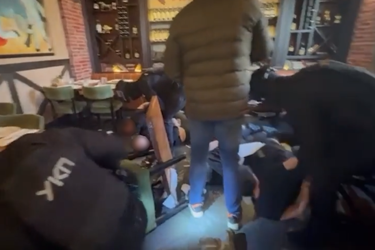 MUP se oglasio nakon hapšenja u beogradskom restoranu: Prilikom akcije povređena dva policajca (VIDEO)