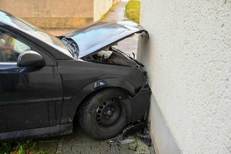 Umesto na parking, automobilom uletela u zgradu pošte