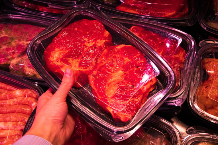 Kupujete meso u prodavnici? Da li je opasno u naduvanoj ambalaži i kada da ga zaobiđete zbog trovanja