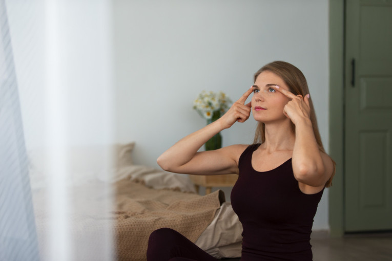 Svet poludeo za ovom tehnikom: Za samo 20 minuta dnevno možete da izbrišete bore i zategnete kožu bez bockanja (VIDEO)
