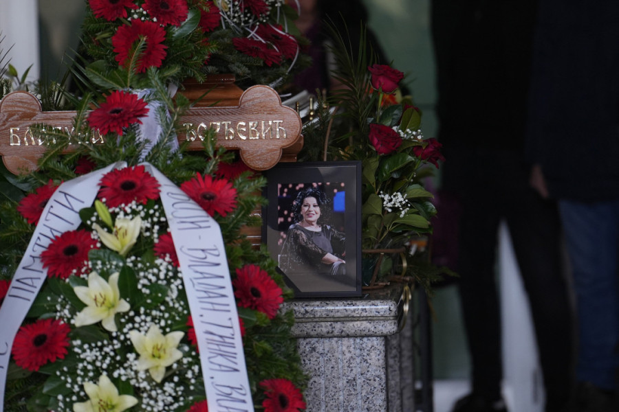 Poslednji ispraćaj Beti Đorđević na groblju Orlovača: Jedan detalj na umrlici i krstu privukao posebnu pažnju (FOTO)