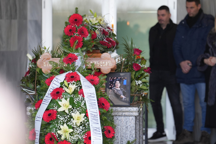 Poslednji ispraćaj Beti Đorđević na groblju Orlovača: Jedan detalj na umrlici i krstu privukao posebnu pažnju (FOTO)