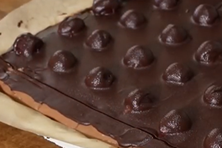Recept dana: Čokoladne kockice sa višnjama su kolačići koji će vas oduševiti bogatim filom i ukusnom glazurom