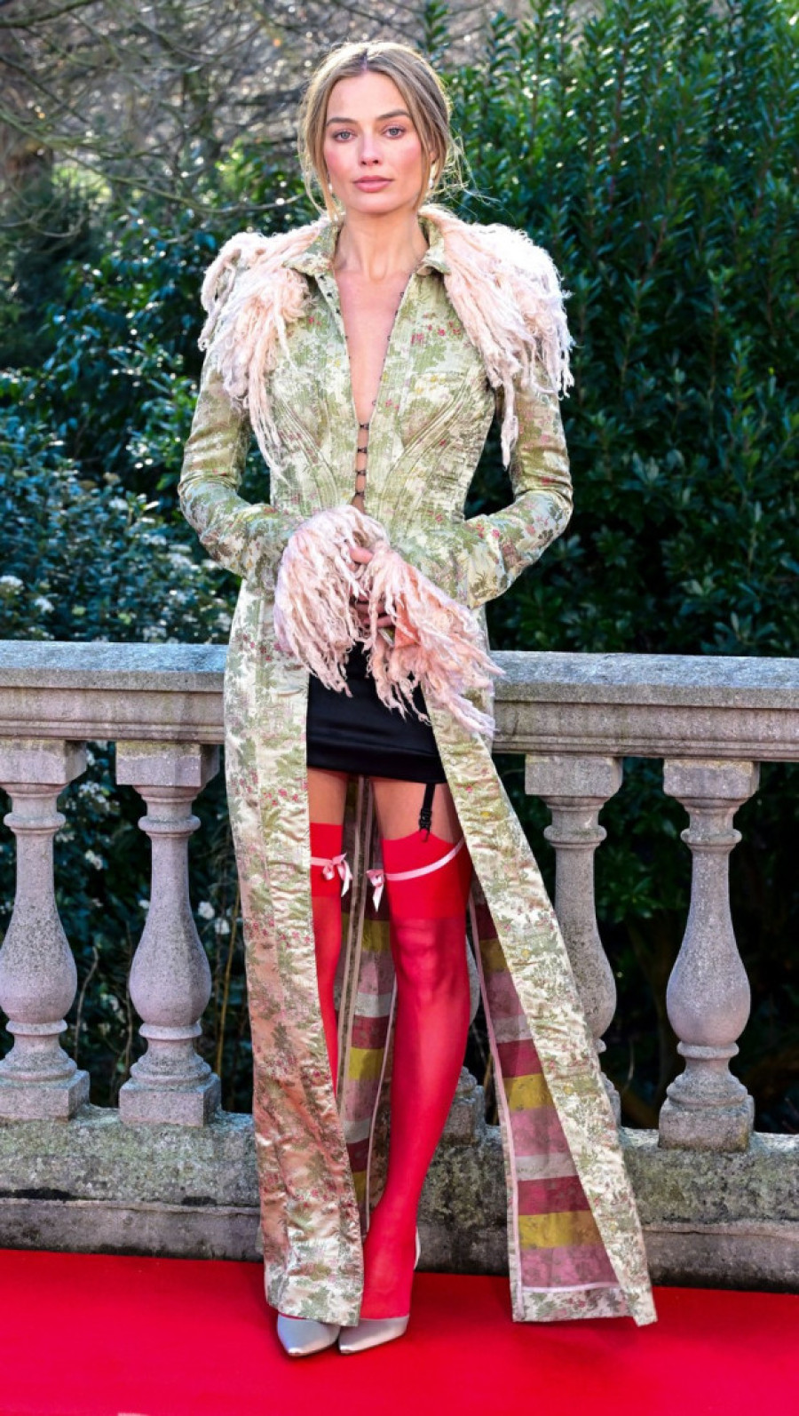 Viktorijanski glamur sa dozom čistog seksepila: Margo Robi pretvorila promociju u modni spektakl, dva stajlinga o kojima bruji svet (FOTO)