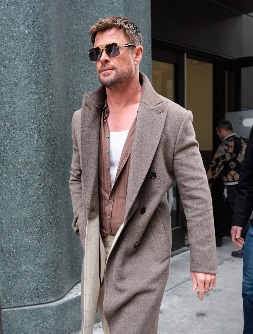 Dame, pripremite se: Zgodni Kris Hemsvort izazvao pravu pometnju na ulici (VIDEO)