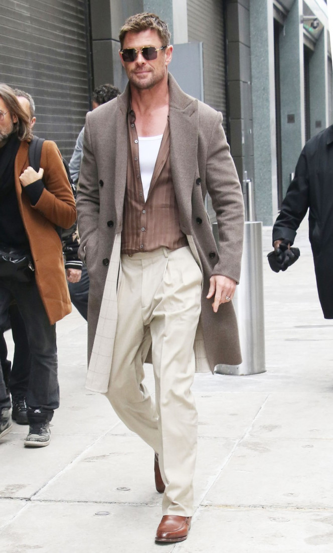 Dame, pripremite se: Zgodni Kris Hemsvort izazvao pravu pometnju na ulici (VIDEO)