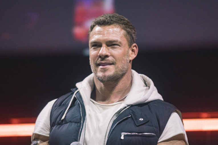 Alan Ričson je zvezda novog Netfliksovog SF trilera: Trejler će vas prikovati za ekran (VIDEO)