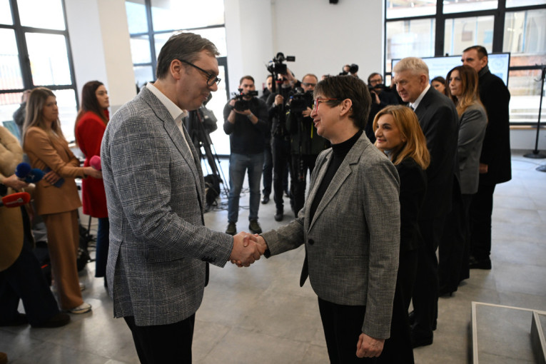 Vučić otvorio rekonstruisanu gimnaziju u Mladenovcu:  Uložili smo 3 miliona evra, ovo moramo da radimo i u drugim mestima (VIDEO/FOTO)