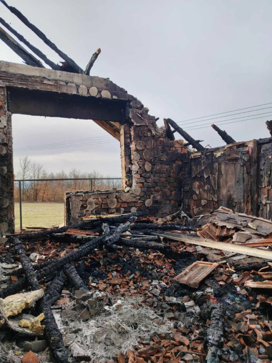 Plamen je sve progutao, izneli smo samo par džakova dečijih stvari: Požar uništio kuću porodice Todorović u selu Bresnica (FOTO)
