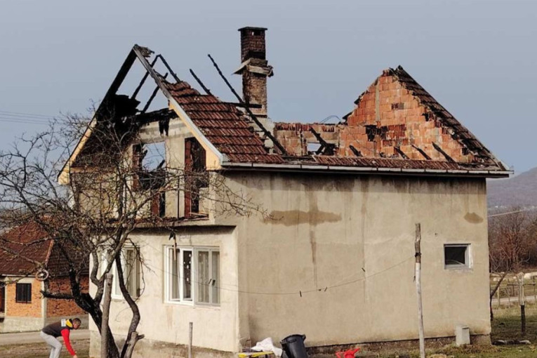 Plamen je sve progutao, izneli smo samo par džakova dečijih stvari: Požar uništio kuću porodice Todorović u selu Bresnica (FOTO)