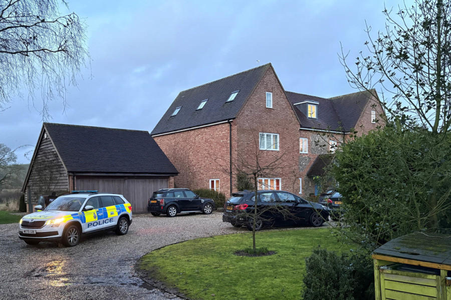 Pretres na imanjima Pitera Mandelsona: Policija upala na dve lokacije posle novih detalja o njemu i Epstinu