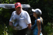 Zgodna plavuša se ne odvaja od Trampa: Tajna služba se aktivirala zbog nje, Melanija je jednom uhvatila u Mar-a-Lagu (FOTO)