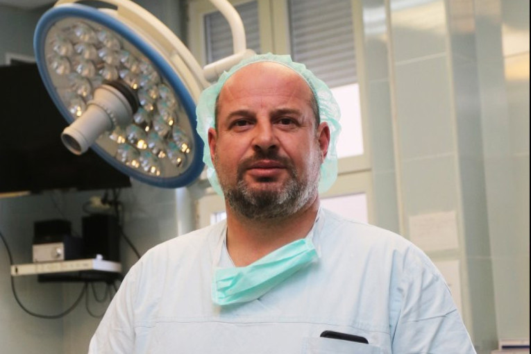Srpski hirurg koji svakodnevno spasava živote: Priča o dr Vasku Tošiću (FOTO)