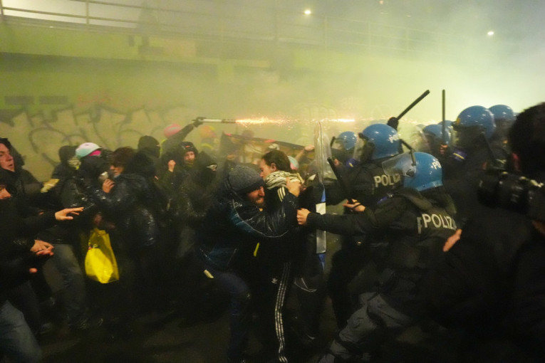 Milano kao ratna zona! Maskirani demonstranti napali policiju, grad u plamenu zbog ZOI! (VIDEO)