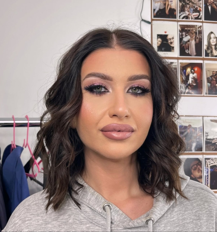 Pevačica tvrdi da je bila intimna sa Džinovićem, a o Melini izgovorila svašta:  "Ona se odmah obezbedi na početku, takve žene znaju ..."