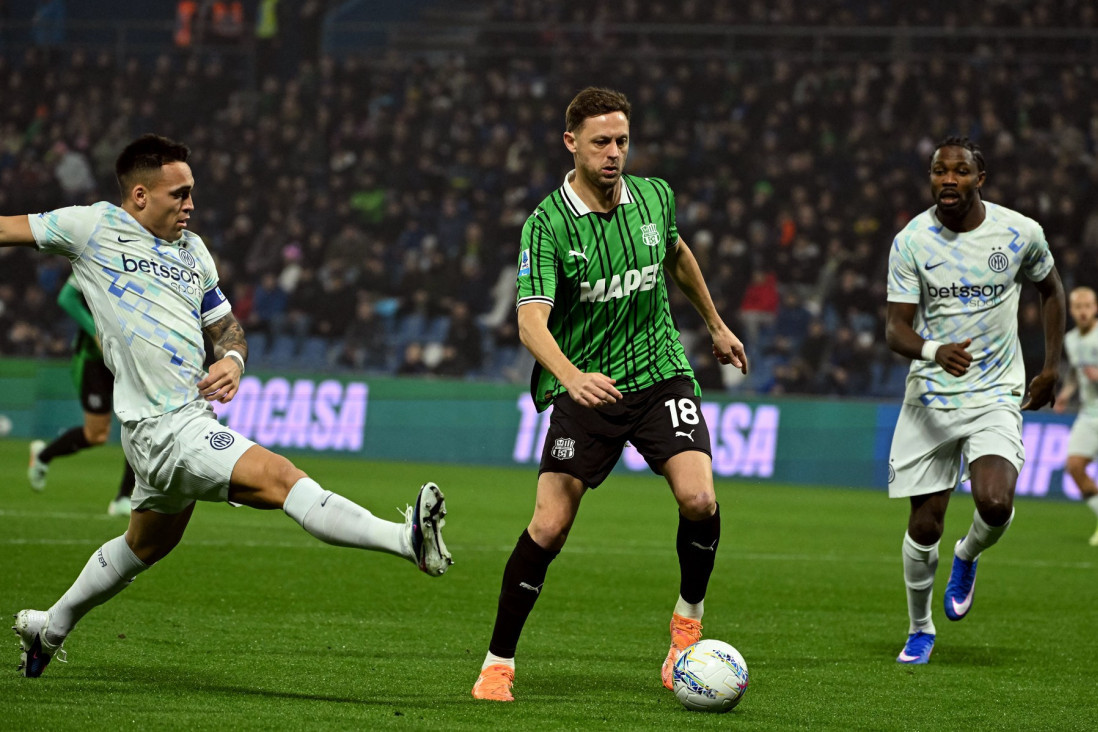 Matić pocrveneo u blamaži Sasuola protiv Intera! Kaznena ekspedicija iz Milana gazi ka Skudetu! (VIDEO)