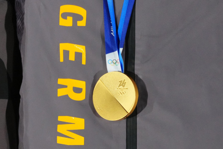 Svet se smeje organizatorima ZOI: Zlatna medalja pukla pred kamerama (VIDEO)