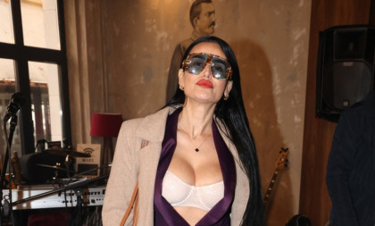 Prvo pojavljivanje Indi Aradinović na estradi pre 20 godina: Ista Maja Nikolić! (FOTO/VIDEO)