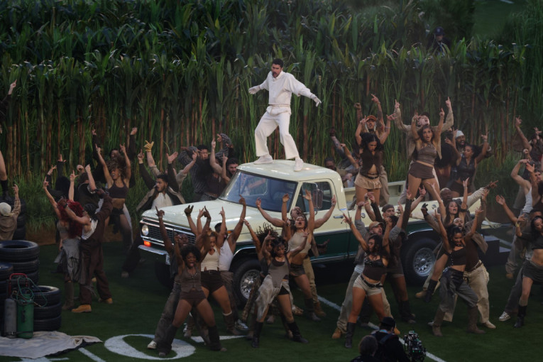 Iako je Bed Bani bio zvezda poluvremena, svi pričaju samo o Gagi i njenoj haljini sa snažnom porukom (FOTO)