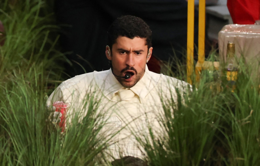 Iako je Bed Bani bio zvezda poluvremena, svi pričaju samo o Gagi i njenoj haljini sa snažnom porukom (FOTO)