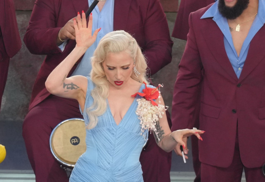 Iako je Bed Bani bio zvezda poluvremena, svi pričaju samo o Gagi i njenoj haljini sa snažnom porukom (FOTO)