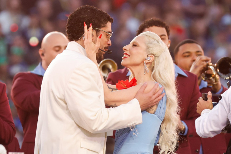 Anđelina Džoli u Parizu pokazala dva lica elegancije – od „gole“ haljine do moćnog odela (FOTO)