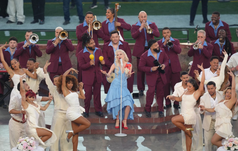 Iako je Bed Bani bio zvezda poluvremena, svi pričaju samo o Gagi i njenoj haljini sa snažnom porukom (FOTO)