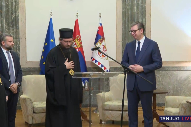 Episkop Sergije odlikovao Vučića: "Predsedniče, bićete upisani zlatnim slovima u krajišku istoriju – pamtimo i ne zaboravljamo" (FOTO/VIDEO)