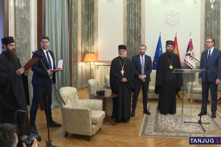 Episkop Sergije odlikovao Vučića: "Predsedniče, bićete upisani zlatnim slovima u krajišku istoriju – pamtimo i ne zaboravljamo" (FOTO/VIDEO)