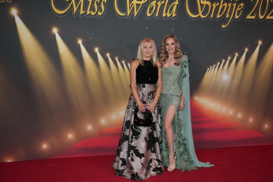 "Jel joj je stilista Jovana Jeremić?!" Šok na crvenom tepihu Mis Srbije: Sve miriše na Elitu!