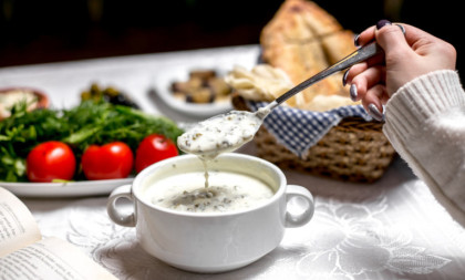 Jednostavno i neverovatno ukusno: Namaz od mladog luka i sira koji se sprema za samo deset minuta (RECEPT)
