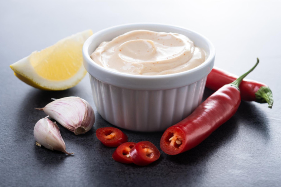 Savršen dip za ljubitelje belog luka: Kremasti namaz koji prvi nestaje sa stola (RECEPT)