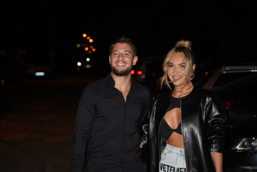 Trudna pevačica s mužem slavi Mladence: Ne skidaju osmehe s lica! (FOTO)