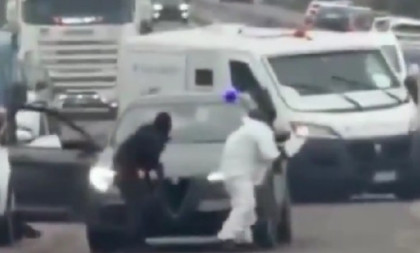 Drama na auto-putu kakva se ne viđa: Lažna policija presrela kombi pun para, radili kalašnjikovi (VIDEO)