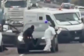 Drama na auto-putu kakva se ne viđa: Lažna policija presrela kombi pun para, radili kalašnjikovi (VIDEO)