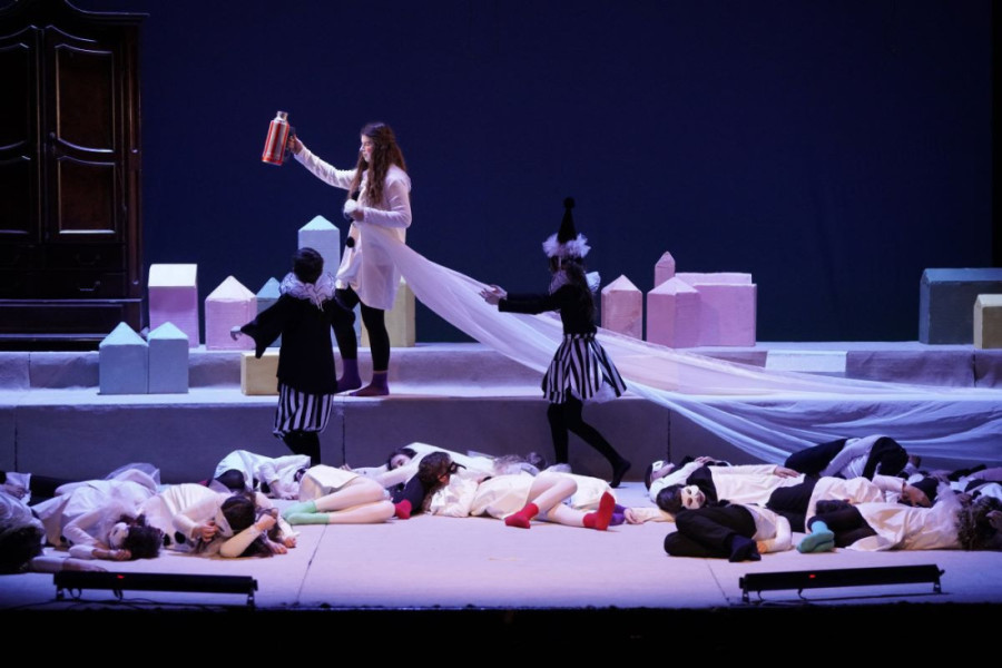 50 mališana u priči o borbi brata i sestre protiv zlog verglaša: Premijera opere "Brundibar" održana u Madlenijanumu (FOTO)