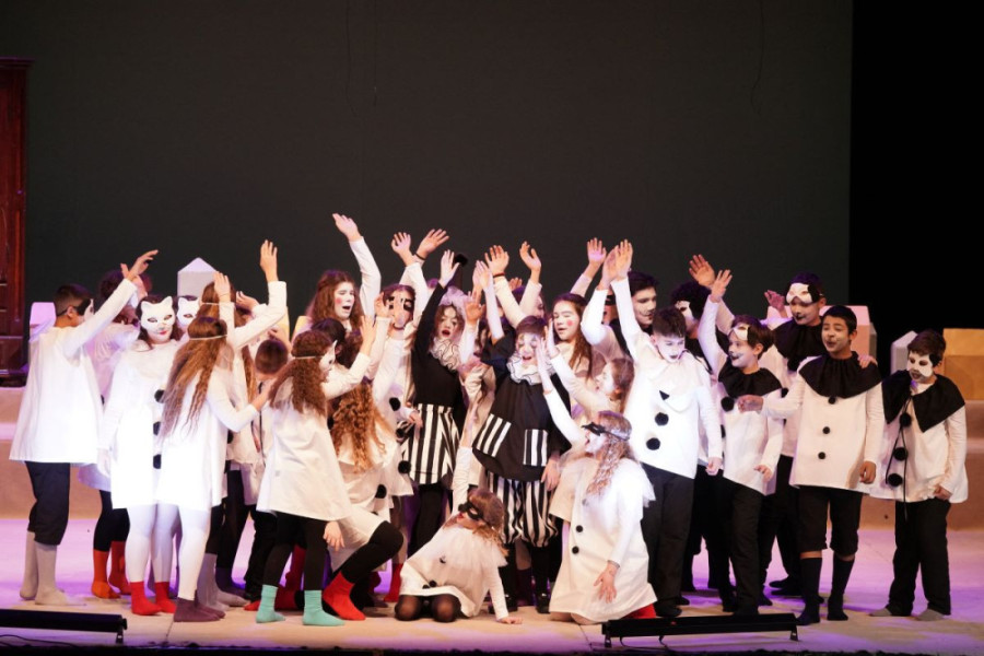 50 mališana u priči o borbi brata i sestre protiv zlog verglaša: Premijera opere "Brundibar" održana u Madlenijanumu (FOTO)