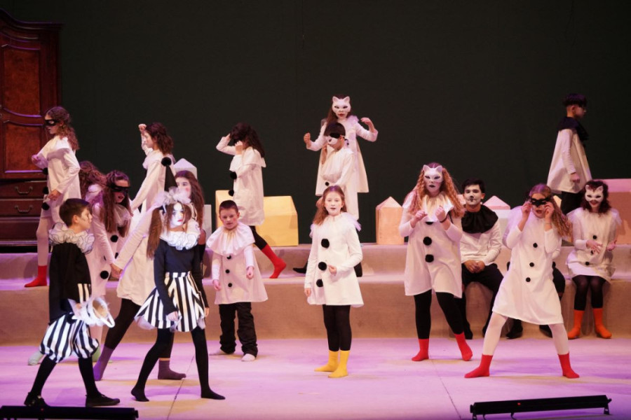 50 mališana u priči o borbi brata i sestre protiv zlog verglaša: Premijera opere "Brundibar" održana u Madlenijanumu (FOTO)