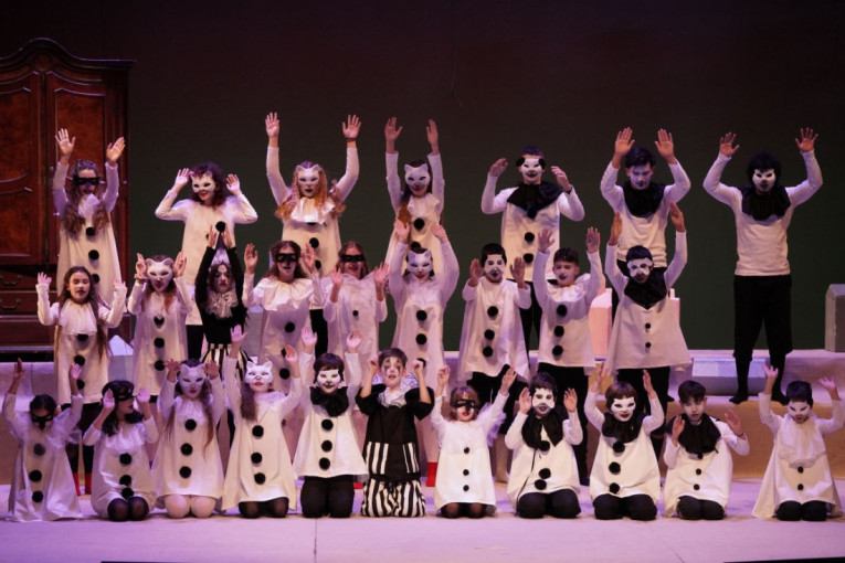 50 mališana u priči o borbi brata i sestre protiv zlog verglaša: Premijera opere "Brundibar" održana u Madlenijanumu (FOTO)
