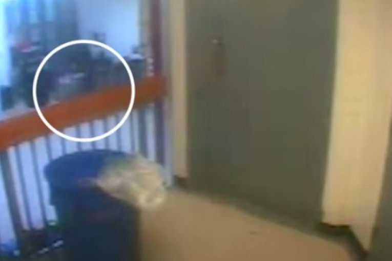 Objavljen snimak trenutka kada su zatvorski čuvari pronašli Epstinovo telo (VIDEO)